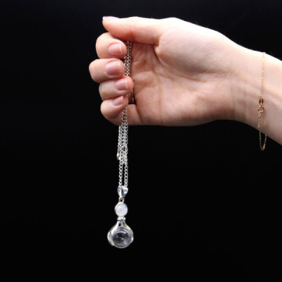 Colar de Mãos Curativas em Quartzo de Rocha – Elegância e Equilíbrio