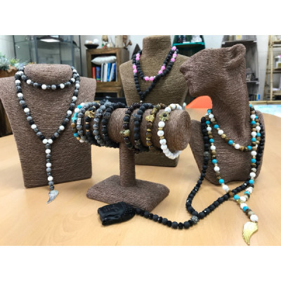 Colar Buda em Pedra Negra com Pedras Preciosas