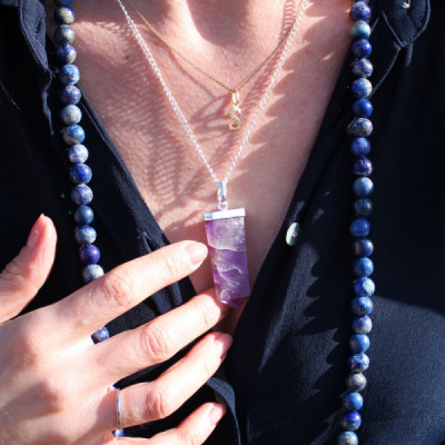 Colar Plano de Quartzo Rosa – Elegância Natural