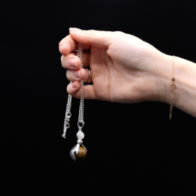 Colar Mãos Curativas em Ojo de Tigre – Elegância e Energia