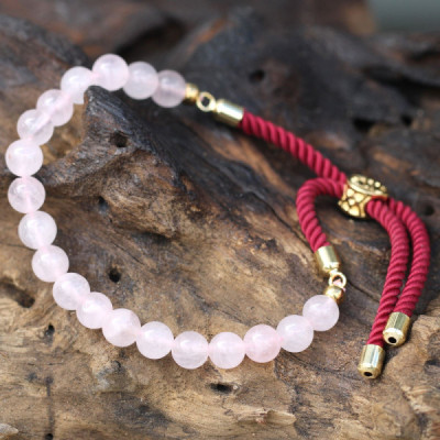 Pulseira de fio bordô com Quartzo Rosa – Elegância e charme