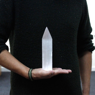 Torre de Selenita em Lápis 20 cm – Elegância e Harmonia