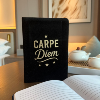 Caderno de Veludo Preto Carpe Diem - 80 Páginas